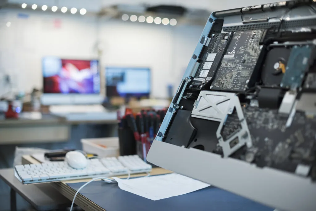 Tecnico informatico a domicilio Milano che ripara un PC - ProntoClick